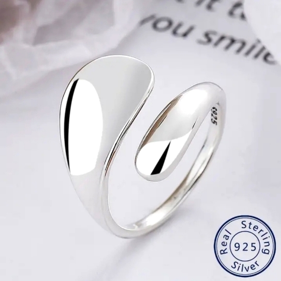 Sterling silver wrapped ring 💍 😍 beautiful sparkling ring. ✨️ - Picture 1 of 4